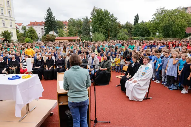 Auf dem Sportplatz der Grazer Ursulinen versammelte sich die ganze Schulgemeinschaft – 1200 Kinder und Jugendliche mit ihren Lehrerinnen  und Lehrern –, um gemeinsam Gottesdienst zu feiern. | Foto: Neuhold