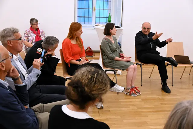 Für die Themen Medien und Bildung ist der steirische Diözesanbischof Wilhelm Krautwaschl in der Österreichischen Bischofskonferenz unter anderem zuständig. Bild: Anfang September war Bischof Krautwaschl (r.) zu Gast bei einem Treffen des Verbandes Katholischer Publizistinnen und Publizisten in Wien. | Foto: Kathpress