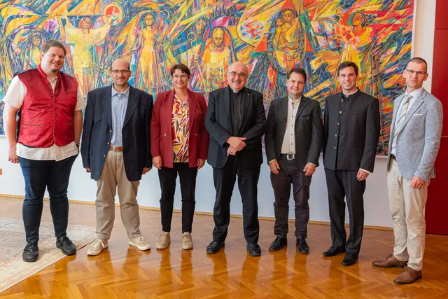 Die fünf neuen PastoralreferentInnen, die Bischof Wilhelm Krautwaschl (Bildmitte) am 28. September in ihren Dienst sendet: (v. l.) Matthias Singer, Markus Artinger, Renate Laller, Tobias Hirschmann und Daniel Pachner mit Johannes Schweighofer, Ausbildungsleiter im Zentrum für Theologiestudierende. | Foto: Gerd Neuhold
