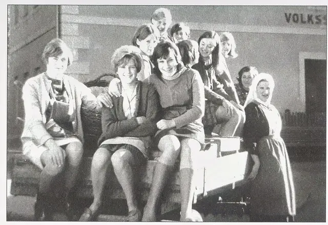 Die Hauswirtschaftsschule im Oberkärntner Döllach: Bildung für Mädchen und junge Frauen in einem strukturschwachen Gebiet – ermöglicht durch einen traditionellen Frauenorden. Im Bild: die Grazer Schulschwester Gerlinde (rechts) mit Schülerinnen nach der Feldarbeit.  | Foto: Lanzinger: Schober, S. 153. Illustration:  iStock/ilyaliren