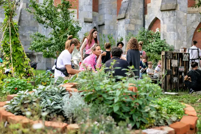 Unter dem Motto „Sweet &amp; Spicy“ (dt.: süß &amp; scharf/würzig) wurde beim Gartenfest im Gemeinschaftsgarten am Gelände der Pfarre Graz-Herz Jesu die Vielfalt von Tomaten und Chilis gefeiert. Auch Pfarrer Matthias Keil freut sich, dass der neue Garten rund um die Kirche so gut angenommen wird.  | Foto: Neuhold