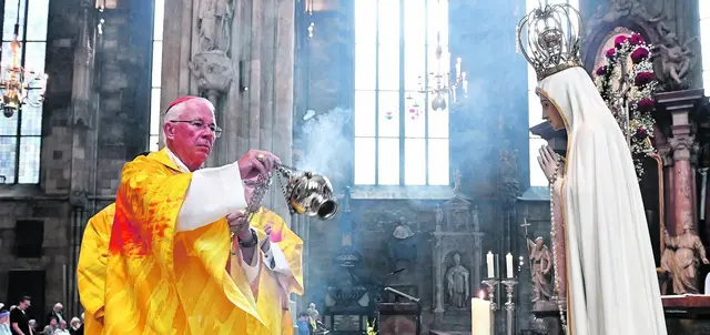 Erzbischof Lackner beweihräuchert im Wiener Stephansdom die Fatimastatue.
