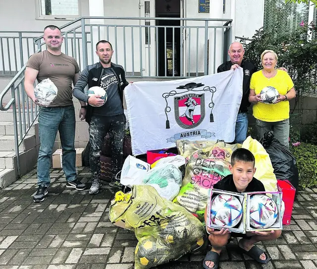 Zdravko Gašparić (hinten 2. v. re.) lieferte Fußballausrüstung für ukrainische Kinder direkt ab. | Foto: Priesternationalelf