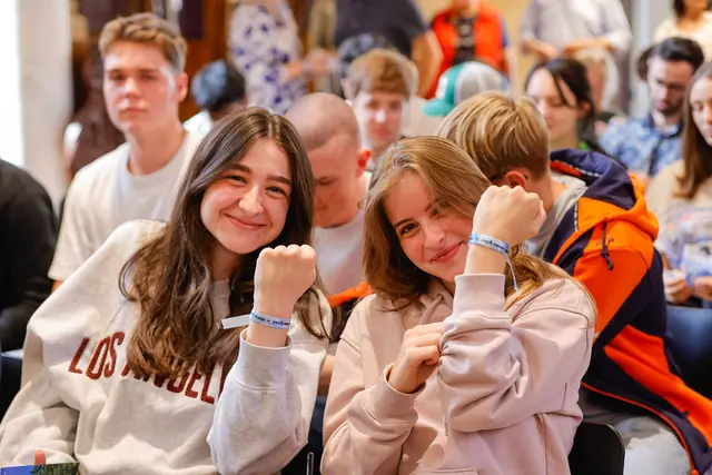 Als bleibende Erinnerung erhielten alle Teilnehmenden der MaturantInnen-Wallfahrt ein Freundschafts-Armband mit dem Wallfahrts-Motto „You’ll never walk alone“. | Foto: Gerd Neuhold/Sonntagsblatt