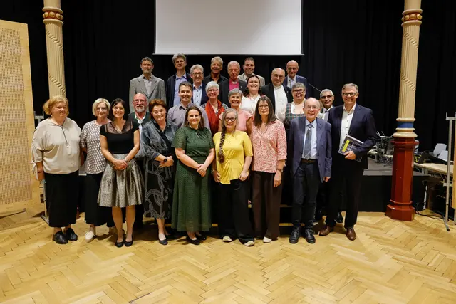 18 AbsolventInnen des Theologischen Fernkurses feierten am Campus Augustinum ihren erfolgreichen Abschluss gemeinsam mit DozentInnen, Angehörigen und Diözesanbischof Wilhelm. | Foto: Gerd Neuhold/Sonntagsblatt