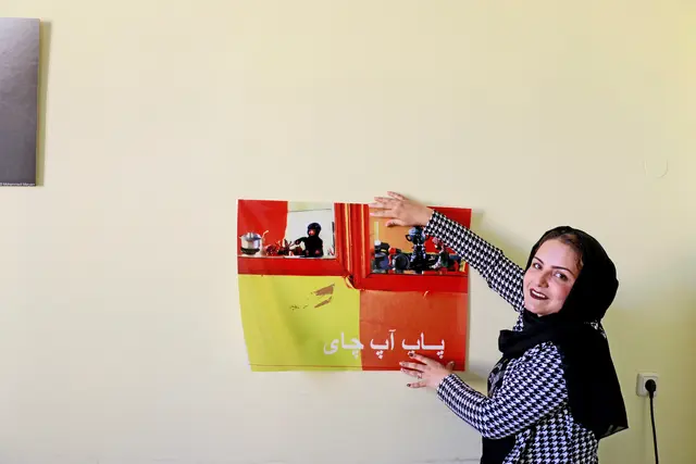 Am richtigen Platz: Mit niederschwelliger Beratung im Pop Up Chai veranstaltet Amina Alami seit 2024 Treffen für bedrohte Frauen aus Afghanistan. Die Psychologin und vierfache Mutter ist in der mobilen Gewaltschutzarbeit der Caritas aktiv. „Hier habe ich meinen Platz gefunden“, sagt sie. | Foto: Steiner