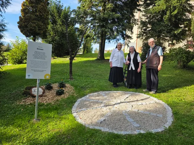 Am 4. Oktober wird um 15 Uhr der neue Sonnengesang-Franziskus-Weg im Kloster Hainstetten bei Viehdorf bei einer Andacht gesegnet. Oberin Sr. Judith Dangl, Sr. Berchmana Pöchaker und Pfarrer i. R. Franz-Josef Kaiser laden dazu herzlich ein. Sie stehen bei der Station „Schwester Sonne“. | Foto: Wolfgang Zarl