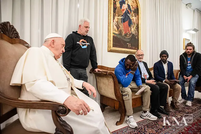 Migration, Leid und Hoffnung. Papst Leos Vorgänger Franziskus hört die Erzählung von Mbengue Nyimbilo Crepin (3. v. l.) über seine Frau und seine Tochter, die Monate zuvor bei der Durchquerung der nordafrikanischen Wüste starben. Das Foto entstand bei einem Treffen mit einer Delegation der italienischen Seenotrettungsorganisation „Mediterranea Saving Humans“ am 17. November 2023 im Vatikan. | Foto: Vatican Media/Siciliani/KNA 