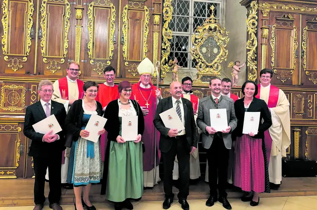 Bischof Alois Schwarz mit den Priestern des Pfarrverbandes und Vertretern der sechs Pfarren.  | Foto: Brigitte Hofschwaiger.