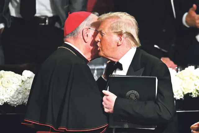 Der New Yorker Erzbischof Kardinal Timothy M. Dolan mit dem damaligen Präsidentschaftskandidaten Donald Trump bei einer Veranstaltung in New York am 17. Oktober 2024. Jüngst nannte er den ermordeten rechtsextremen Influencer Charlie Kirk einen modernen Apostel Paulus.  | Foto: Timothy A. Clary/APA