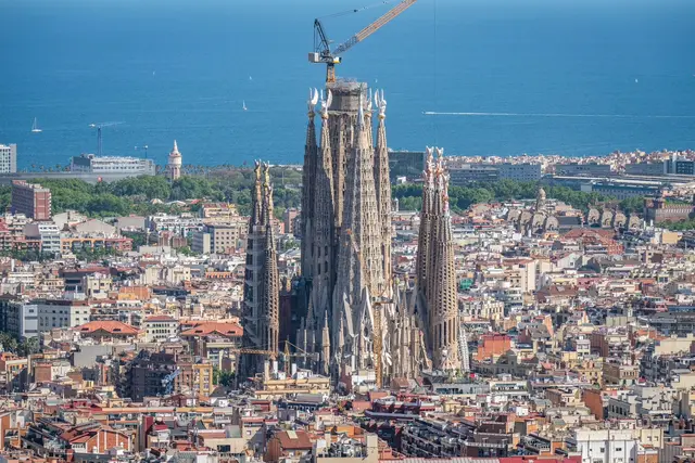 Sagrada Família in Barcelona, die weltweit berühmteste Kirchenbaustelle. 2026 wird der Mittelturm fertig.  | Foto: Sagrada Família
