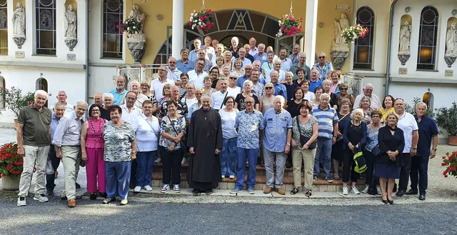 Stinatz. Vor kurzem organisierte die Gemeinde einen halbtägigen Ausfl ug mit den Pensionist:innen zur Fatima Friedens- und Gedächtniskapelle nach Bierbaum/Trössing bei Gnas in der Südost-Steiermark. Dort wurden sie von Franziskanerpater Ignaz Domej empfangen, der über diese Wallfahrtsstätte informierte.