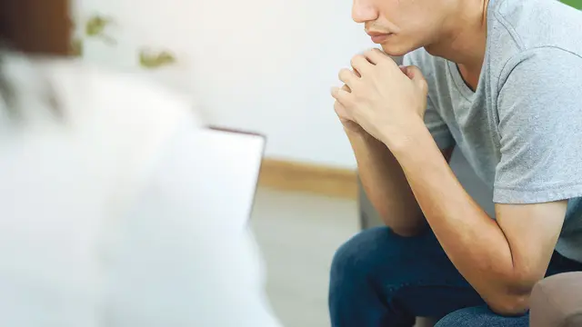 Zur Caritas gehört auch die Seelsorge, bemerkte Vinzenz von Paul. Diese Erfahrung wirkt in den Gemeinschaften und Werken der vinzentinischen Familie bis heute.  | Foto: Pormezz/Adobe Stock