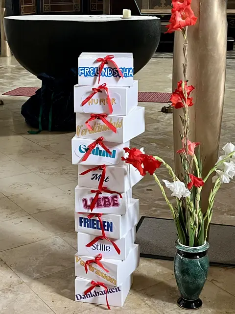 Beim Schulanfangsgottesdienst in Oberzeiring packten die MittelschülerInnen Vertrauens- und Zuversichtspakete, um gut durch das Schuljahr zu kommen. Gottes Segen spendete Pfarrer Andreas Fischer. | Foto: Christa Spiegel