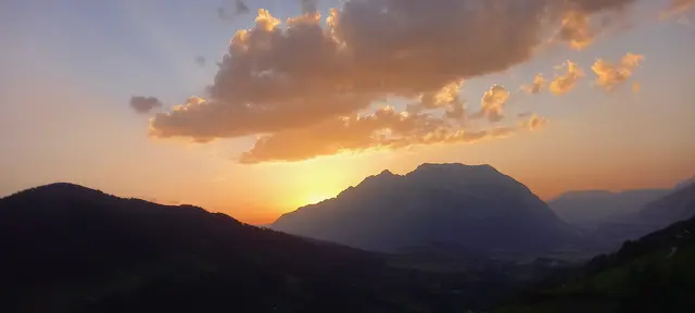Der Grimming – immer wieder eine mächtige Erscheinung. Die Herbstsonne taucht den 2351 Meter hohen Berg in sanftes Licht. | Foto: Elisabeth Seggl