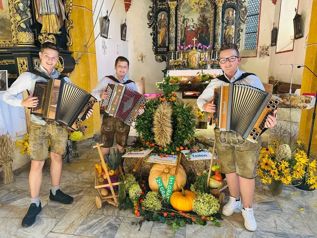 Die Kathaler Buam übernahmen die musikalische Gestaltung des Erntedankfestes – mit Freude im Herzen und feiner Musik. | Foto: Anni Koini