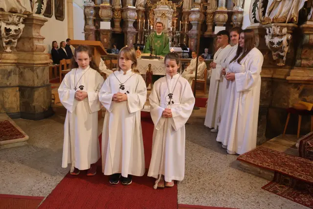 Die Aufnahme neuer MinistrantInnen in Friedberg, unterstützt von neuen „Ober- Minis“ und Julia Auerböck. | Foto: Erich Strobl