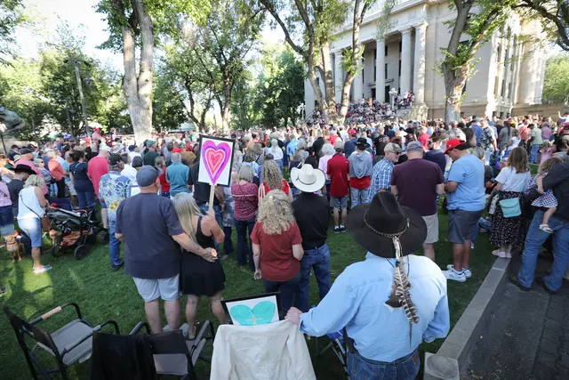 Eine große Menschenmenge versammelte sich am 13. September vor dem Gerichtsgebäude in Prescott (USA), um für den konservativen Aktivisten Charlie Kirk zu beten, der am 10. September bei einer Veranstaltung an der Utah Valley University in Orem erschossen wurde. | Foto: KNA
