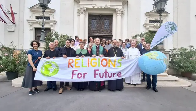 VertreterInnen der Religionsgemeinschaften protestieren für das Klima. | Foto: Pulling/kathpress
