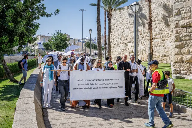 Auf die Straße für den Frieden. Menschen verschiedener Religionen, einige in weißen Gewändern oder mit weißen Regenschirmen, gingen am 28. Mai 2025 in Jerusalem auf die Straße – bei einem interreligiösen Marsch für Frieden in Israel.  | Foto: KNA