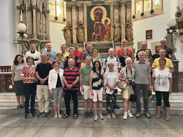 Die „Rubingruppe“ in der Elisabethkirche in Breslau vor der Kopie der schwarzen Madonna von Tschenstochau. | Foto: Sepp Kirchengast