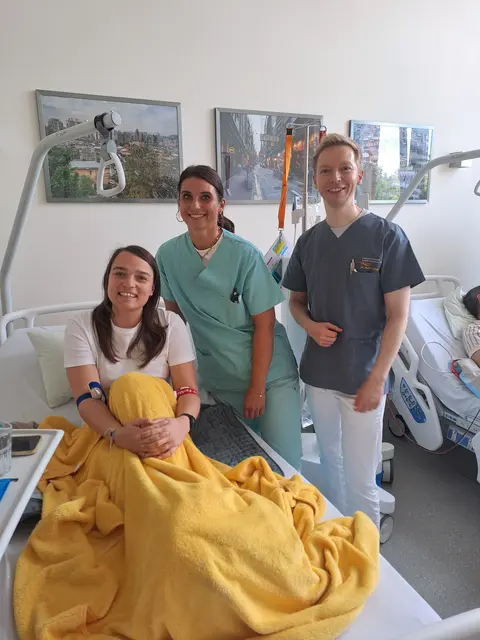 Pflegekraft Lisa und Dr. Robin Satanovskij aus dem Dialysezentrum Bayreuth betreuten Katrin während der Behandlung.   | Foto: privat