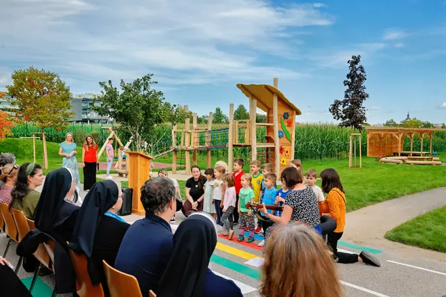 Kinder, Eltern, Mitarbeitende, Ordensfrauen und Trägerverein feierten am 22. September gemeinsam den Start der neuen Kinderbetreuungseinrichtung FRANZI in Graz-Eggenberg. | Foto: Neuhold