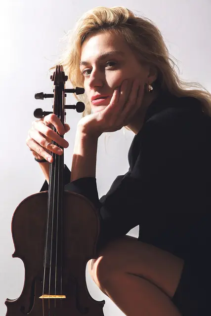 Solo-Bratschistin Kateryna Suprun ist künstlerische Leiterin des Orchesters „Mriya“ in Berlin.  | Foto: R. du Vinage