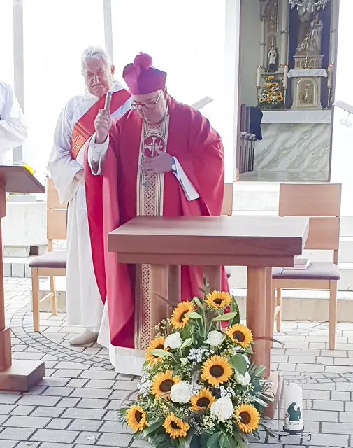 Kanonikus Brei segnete Altar und Ambo.