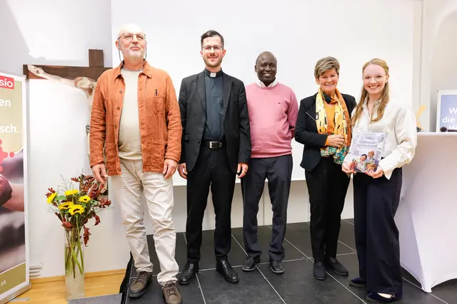 Missio-FreundInnen aus aller Welt: Beim Ge-burtstagsfest am 4. Oktober in Graz trafen einander auch einstige und jetzige missio-MitarbeiterInnen sowie ehrenamtlich Tätige (v. l. n. r.): Ernst Zerche, Niklas Müller, Moses Otii, Traude Schröttner und Katharina Hacker.  | Foto: Gerd Neuhold