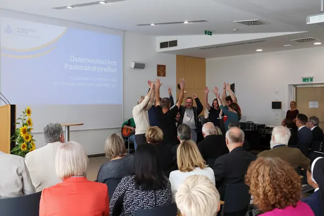 ie Welle der Energie sprang sofort über – von der Gruppe Theater nach draußen auf die Teilnehmenden an der Tagung. Die Pastoralräte der Barmherzigen Brüder aus mehreren Ländern trafen sich in Kainbach. Sie tragen Sorge, dass sich die Spiritualität des Ordens in den verschiedenen Krankenhäusern und Pflegeeinrichtungen konkretisiert. | Foto: BB Kainbach