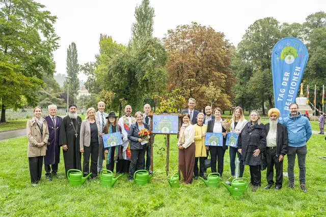 Gemeinsam einen Baum pflanzen. Bereits am 25. September 2025 wurde das Programm für den Tag der Religionen im Grazer Volksgarten vorgestellt. Regenwetter sowie die Freude der Mitwirkenden werden den gepflanzten Baum gut wachsen lassen. | Foto: Neuhold