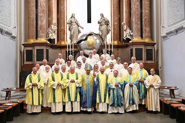 Vor dem Gnadenaltar in der Wallfahrtskirche Mariazell feierten die Ständigen Diakone der Diözese Graz-Seckau mit Bischof Wilhelm Krautwaschl (Mitte). | Foto: Kuss