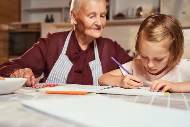 Generationenblick über die Schulter. Seit der Schulzeit der Großmutter hat sich in Österreich viel verändert. Bei der Verteilung der Bildungsabschlüsse werden Geschlechterunterschiede deutlich. So absolvieren fast doppelt so viele Männer wie Frauen eine Lehre. Diese hingegen haben häufiger die Matura und schließen die Mehrheit der FH- und Universitätsabschlüsse ab, sind also höher gebildet. | Foto: iStock Illustration:  iStock/ilyaliren