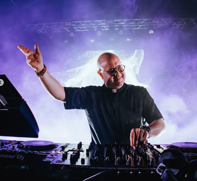 Padre Guilherme ist katholischer Priester in Portugal und begeistert Millionen als DJ am Mischpult. | Foto: Padre.Guilherme/Instagram