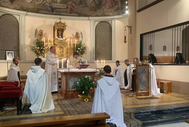 Mit Eucharistischer Anbetung, Rosenkranz und Festmessen wurde in der Kirche der Karmelitinnen in Graz der Heiligsprechung der heiligen Thérèse vom Kinde Jesus (von Lisieux) vor 100 Jahren gedacht. | Foto: Karmelitinnen