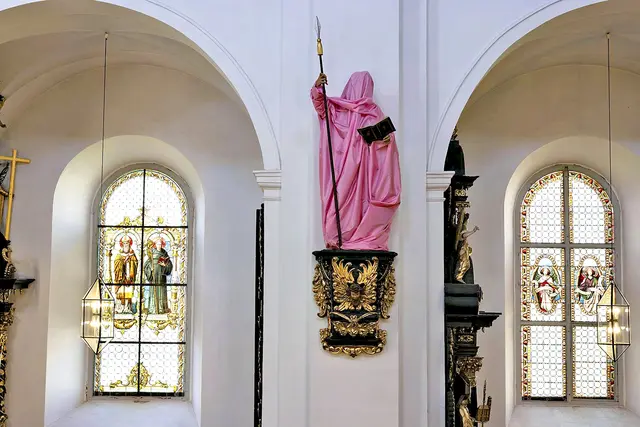 „Schein-Heilig“: Auf die Intervention des Künstlers Oskar Stocker wird Monsignore Markus Plöbst in Predigten Bezug nehmen. Im Begleitprogramm (Kasten unten) spannen u. a. die Schriftstellerin Marlene Streeruwitz, Universitätsprofessor Matthias Beck oder Guenther Lieder von der Israelitischen Kultusgemeinde Tirol und Vorarlberg inhaltlich einen Bogen über Kirche, Tod, Liebe und Leben. | Foto: KK