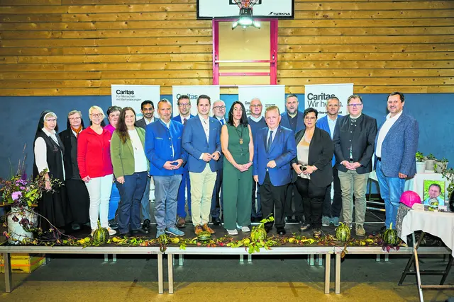 Pfarrmoderator Janusz Wrobel, Kaplan Manuel Sattelberger und Kaplan Shiju Cyriac segneten die neu gestalteten Räumlichkeiten. 
 | Foto: Caritas
