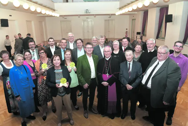Zur Verleihung konnten zahlreiche Ehrengäste in Horn begrüßt werden: Allen voran Weihbischof Anton Leichtfried, Franz Sedlmayer, Vorsitzender Katholische Arbeitnehmer/innen-Bewegung, Reinhard Länger, Vorsitzender Katholische Aktion St. Pölten, Roman Fröhlich, „Urgestein“ der Papst-Leo-Stiftung, Stadtpfarrer P. Albert Groiß oder den Horner Dechant P. Michael Hüttl.  | Foto: Wolfgang Zarl