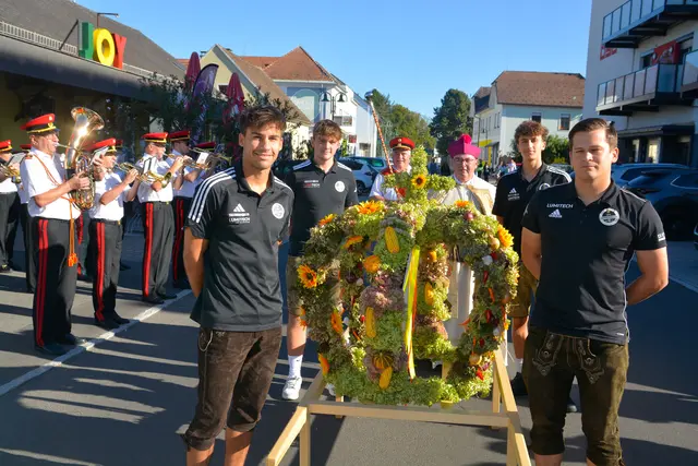 Jennersdorf. Die Erntedank-Prozession wurde musikalisch von der Stadtkapelle begleitet, während die Fußballer feierlich die Erntedankkrone trugen.