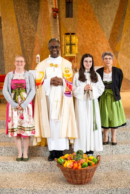 Pamhagen. Beim Erntedankfest wurde die langjährige Ministrantin Jana Bauer von der Pfarre feierlich verabschiedet.