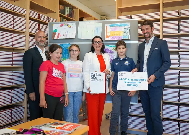 Hannes Schmid, Bürgermeister von Frauenkirchen; Melanie Balaskovics, Direktorin der Caritas Burgenland; Lukas Püspök, Geschäftsführer von PÜSPÖK Erneuerbare Energie; Kinder aus dem mobilen Lerncafé in Frauenkirchen (v.l.n.r.). 
 | Foto: Caritas