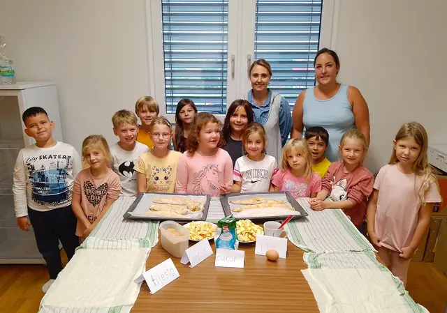 Neuberg. Zum Erntedankfest backten die Jüngsten der Volksschule Apfelstrudel und teilten ihn mit den älteren Schülern.