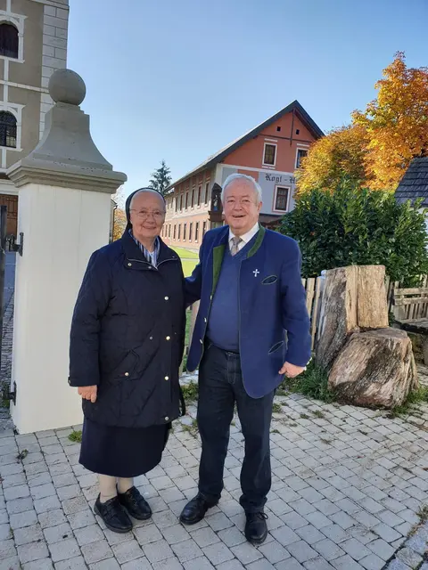 Hedwig Schreiner bei ihren letzten Besuch in Koglhof mit ihren Schulkollegen Pfarrer Peter Weberhofer