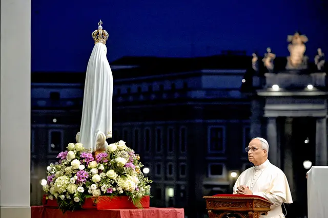 Vor der aus Fatima angereisten Marien-statue betete Papst Leo XIV. um Frieden: „Fürsprecherin der Gnade, weise uns den Weg der Versöhnung und der Vergebung, stehe uns bei in Freud und Leid und erwirke uns das Geschenk des Friedens, das wir so sehr erflehen.“ | Foto: KNA