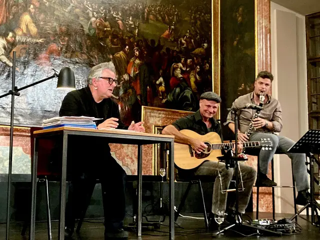 Beim literarisch-musikalischen Abend präsentierte (v. l.)Johannes Silberschneider, begleitet von Georg Laube und Milos Milojevic, humorvolle wie tiefgründige Einblicke in sein Leben, seine Karriere und seinen Glauben. | Foto: Karloff