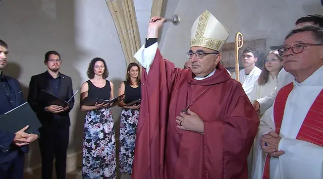 Bischof Krautwaschl segnete eine der ältesten Orgeln Österreichs.   | Foto: Pfarre