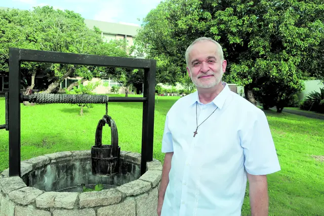 Pater Franz Gassner SVD im Garten des St. Paul-Exerzitienhauses in Hongkong.    | Foto: zVg