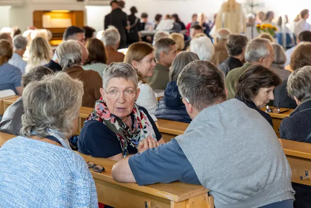 Mit der Frage: „Was beschäftigt dich gerade?“, lud der Bischof zum Austausch. | Foto: Velchev