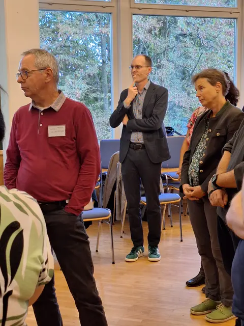 Die Kirche habe viel zu bieten, ermutigte der Hauptreferent der Herbsttagung 2025, Pastoraltheologe Bernhard Spielberg (Mitte).  | Foto: privat